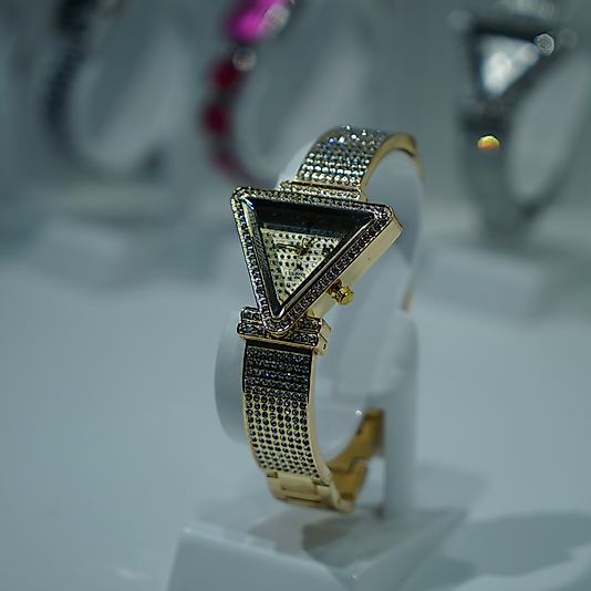 Kadın Kol Saati Üçgen Model Gold Taş Detaylı