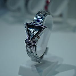 Kadın Kol Saati Üçgen Model Gümüş Taş Detaylı