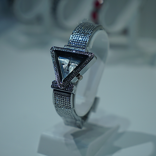 Kadın Kol Saati Üçgen Model Gümüş Taş Detaylı